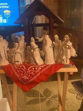 Lenox Nativity figurines with Crèche